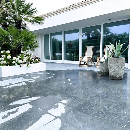 Будинок відпочинку Elegante Am Strand, Jacuzzi Und Garten Сенігаллія